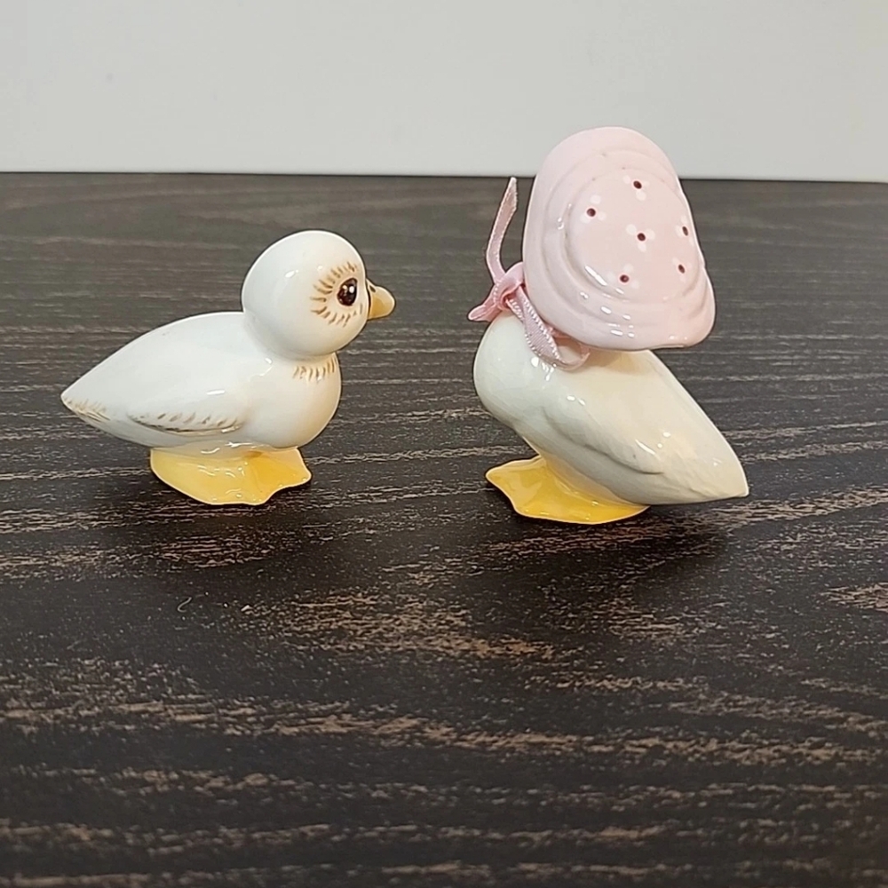 2 Vintage ceramic duck W Bonnet figurine - Picture 7 of 8